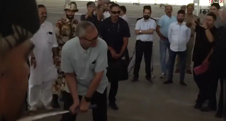 ಪಾಕ್‌ನಿಂದ ಶೆಲ್ ದಾಳಿ: ಸ್ಥಳಾಂತರಗೊಂಡ ಜನರೊಂದಿಗೆ ಕ್ರಿಕೆಟ್ ಆಡಿದ ಒಮರ್​ ಅಬ್ದುಲ್ಲಾ