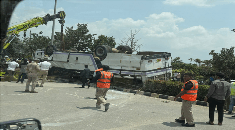 ಮಿನಿ ಬಸ್ ಪಲ್ಟಿ: ಏಪೋರ್ಟ್​ ಸಿಬ್ಬಂದಿಗಳಿಗೆ ಗಂಭೀರ ಗಾಯ