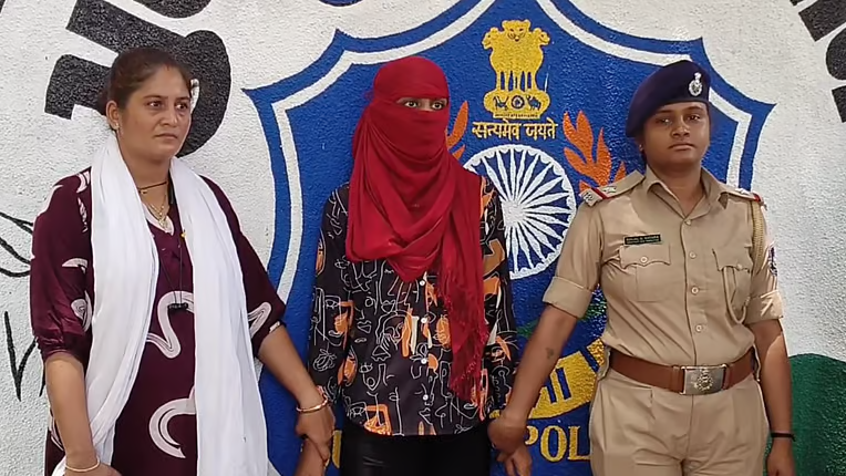 13 ವರ್ಷದ ವಿದ್ಯಾರ್ಥಿ ಜೊತೆ ಶಿಕ್ಷಕಿ ಪರಾರಿ: 5 ತಿಂಗಳ ಗರ್ಭಿಣಿಯಾಗಿ ಪತ್ತೆ