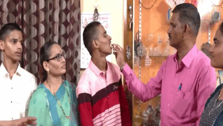 ‘ಪರೀಕ್ಷೆ ಒಂದೇ ಜೀವನವಲ್ಲ’: ಫೇಲ್​ ಆದ ಮಗನಿಗೆ ಕೇಕ್​ ತಿನ್ನಿಸಿ ಧೈರ್ಯ ತುಂಬಿದ ತಂದೆ