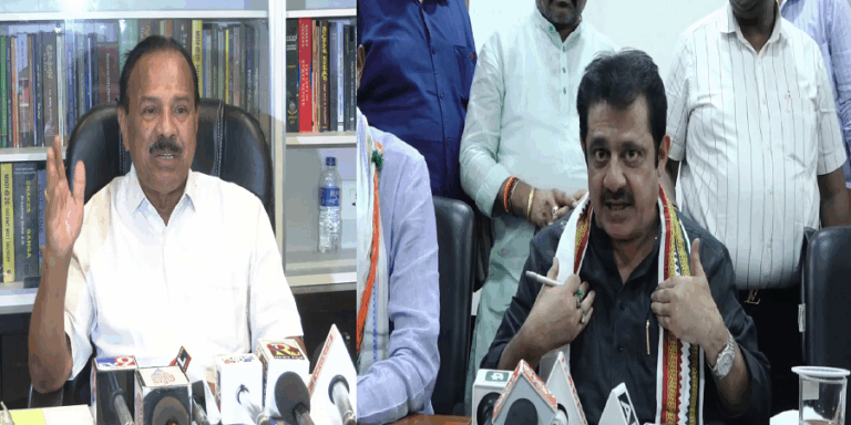 ಜಮೀರ್ ಅವರ ಕ್ಷೇತ್ರದಲ್ಲೇ ಆತ್ಮಾಹುತಿ ಬಾಂಬ್​ ಬ್ಲಾಸ್ಟ್​ ಮಾಡಿಕೊಳ್ಳಲಿ: ಮಾಜಿ ಸಿಎಂ ಸದಾನಂದ ಗೌಡ