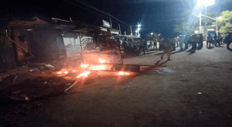 ಪಾಕಿಸ್ತಾನದ ಪರ ಪೋಸ್ಟ್​ ಹಾಕಿದ್ದಾನೆಂದು ಎಗ್​ರೈಸ್​ ಅಂಗಡಿಗೆ ಬೆಂಕಿ ಇಟ್ಟ ಯುವಕರು