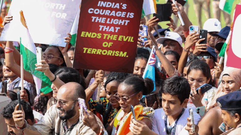 ಮೋದಿ ರೋಡ್​ ಶೋನಲ್ಲಿ ಆಫ್ರಿಕನ್​ ವಿದ್ಯಾರ್ಥಿಗಳು; ಉಗ್ರರ ನಿರ್ಮೂಲನೆ ಮಾಡುವಂತೆ ಕೋರಿಕೆ