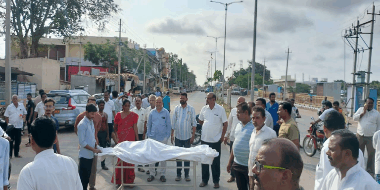 ಬೀದಿ ನಾಯಿ ದಾಳಿಗೆ 53 ವರ್ಷದ ಮಹಿಳೆ ಸಾ*ವು: ರಸ್ತೆಯಲ್ಲಿ ಶವವಿಟ್ಟು ಪ್ರತಿಭಟನೆ