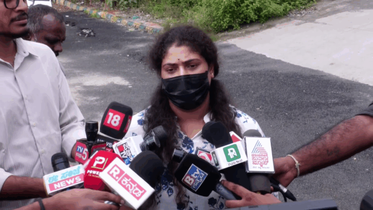 ಬೆದರಿಕೆ ಹಾಕಿ ವಿಡಿಯೋ ಮಾಡಿಸಿಕೊಂಡಿದ್ದಾನೆ: ವಿಚಾರಣೆ ಮುಗಿಸಿ ಶಾಕಿಂಗ್​ ಹೇಳಿಕೆ ಕೊಟ್ಟ ಸಂತ್ರಸ್ಥೆ