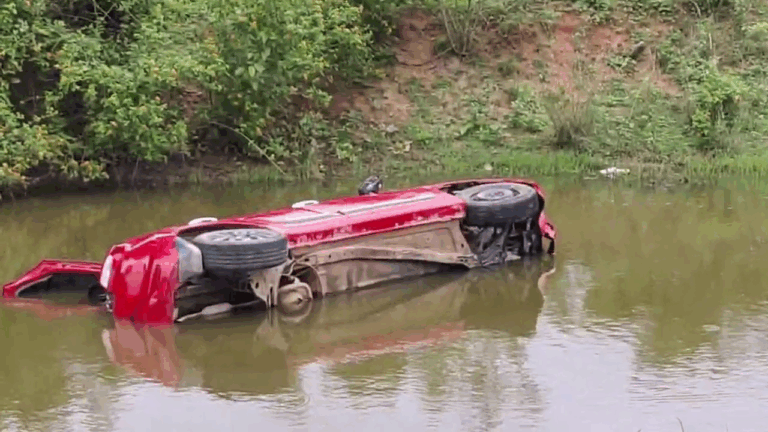 ಚಾಲಕನ ನಿಯಂತ್ರಣ ತಪ್ಪಿ ಹಳ್ಳಕ್ಕೆ ಬಿದ್ದ ಕಾರು; ಓರ್ವ ಸಾ*ವು, ಮೂವರ ರಕ್ಷಣೆ