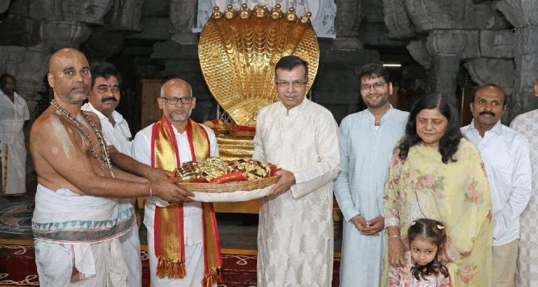 ತಿರುಪತಿ ತಿಮ್ಮಪ್ಪನಿಗೆ 3.63 ಕೋಟಿ ಮೌಲ್ಯದ 5 ಕೆಜಿ ಚಿನ್ನಾಭರಣ ನೀಡಿದ ಸಂಜೀವ್​ ಗೋಯೆಂಕಾ