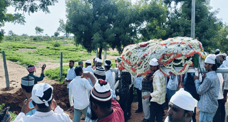 ರಸ್ತೆಗೆ ಬೇಲಿ ಹಾಕಿದ ಭೂಪ; ಸ್ಮಶಾನಕ್ಕೆ ದಾರಿ ಇಲ್ಲದೇ ಹೆಣ ಹೂಳಲು ಪರದಾಟ