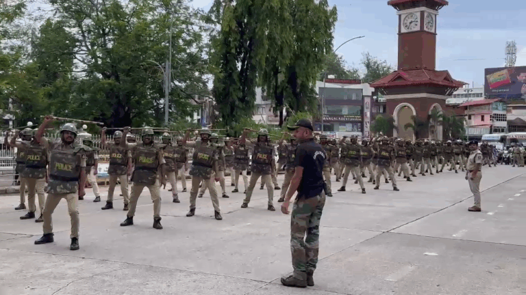 ಮಂಗಳೂರು ಕ್ಲಾಕ್​ ಟವರ್ ಮುಂಭಾಗ ಪೊಲೀಸರಿಂದ ಲಾಠಿ ಡ್ರಿಲ್​; ಗಲಭೆಕೋರರಿಗೆ ನೇರ ಎಚ್ಚರಿಕೆ