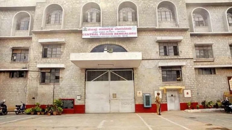 ಪರಪ್ಪನ ಅಗ್ರಹಾರ ಜೈಲಿನಲ್ಲಿ ಕೈದಿಗಳಿಂದ ಜೈಲು ಸಿಬ್ಬಂದಿ ಮೇಲೆ ಹಲ್ಲೆ ಯತ್ನ